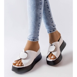 Białe klapki na koturnie z ozdobą Degna 1