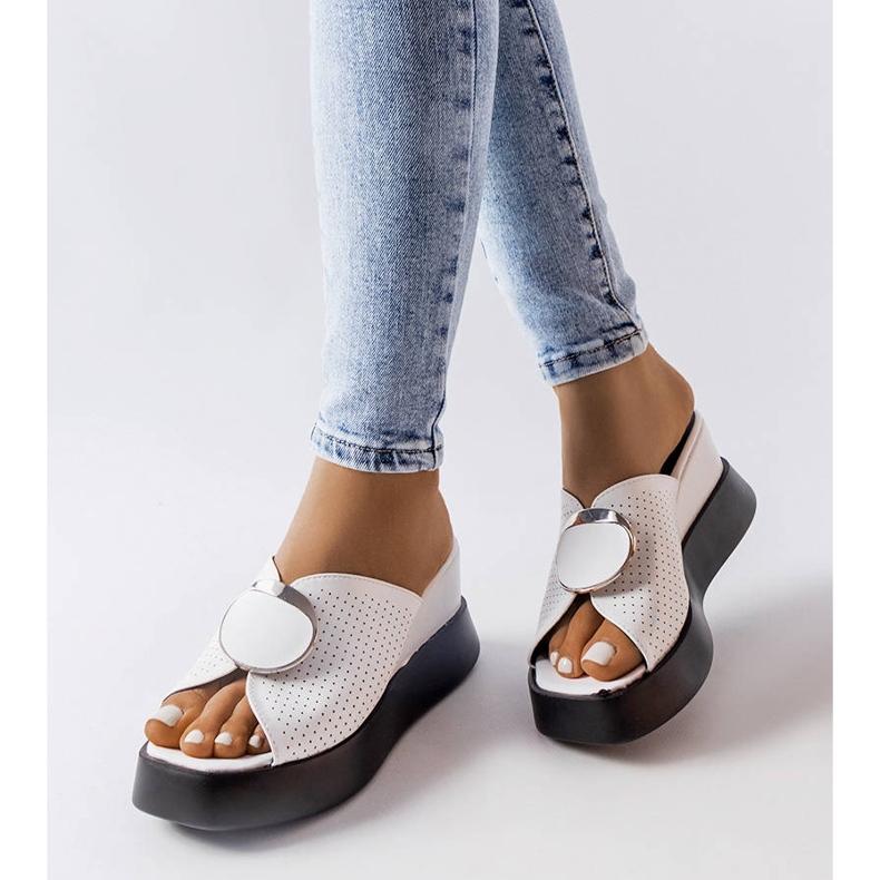 Białe klapki na koturnie z ozdobą Degna 1