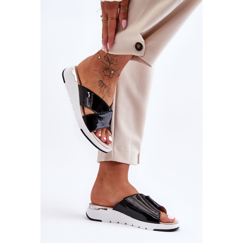 Lakierowane Klapki Na Niskim Koturnie S.Barski AL22469 Czarne 2