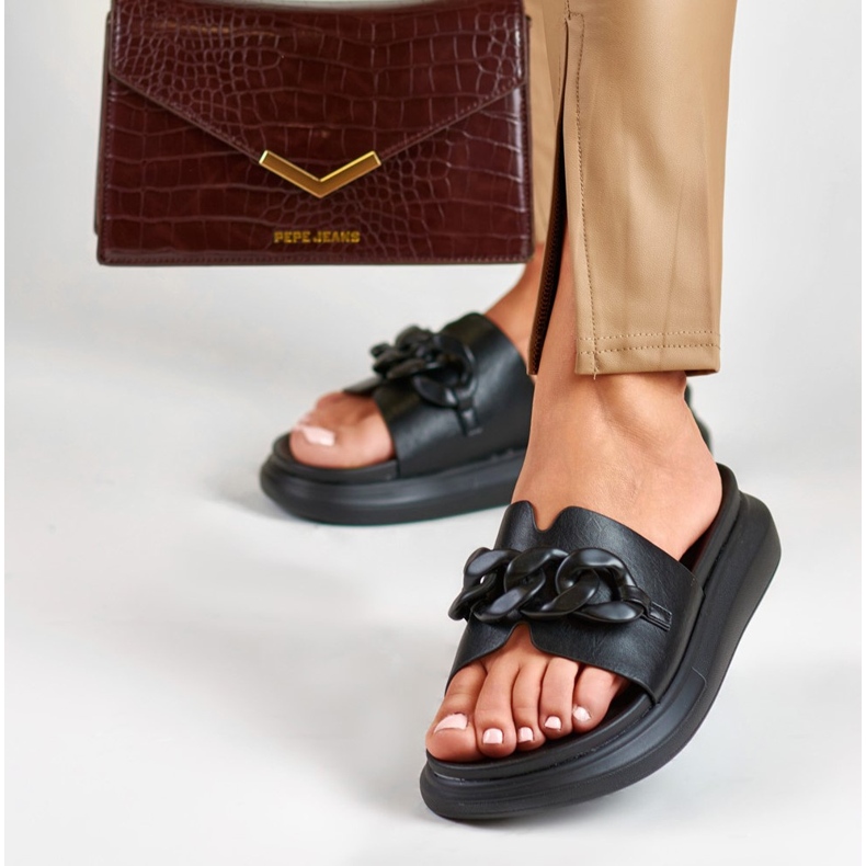 La.Fi Czarne klapki z łańcuchem 1