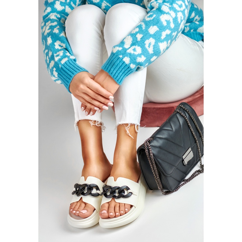 La.Fi Białe klapki z czarnym łańcuchem 2