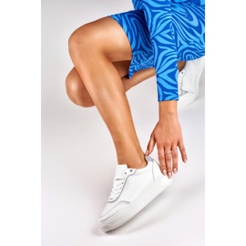 Białe sneakersy ze srebrnymi dodatkami 2