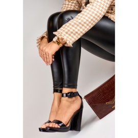 Czarne lakierowane sandały na wysokim obcasie 1