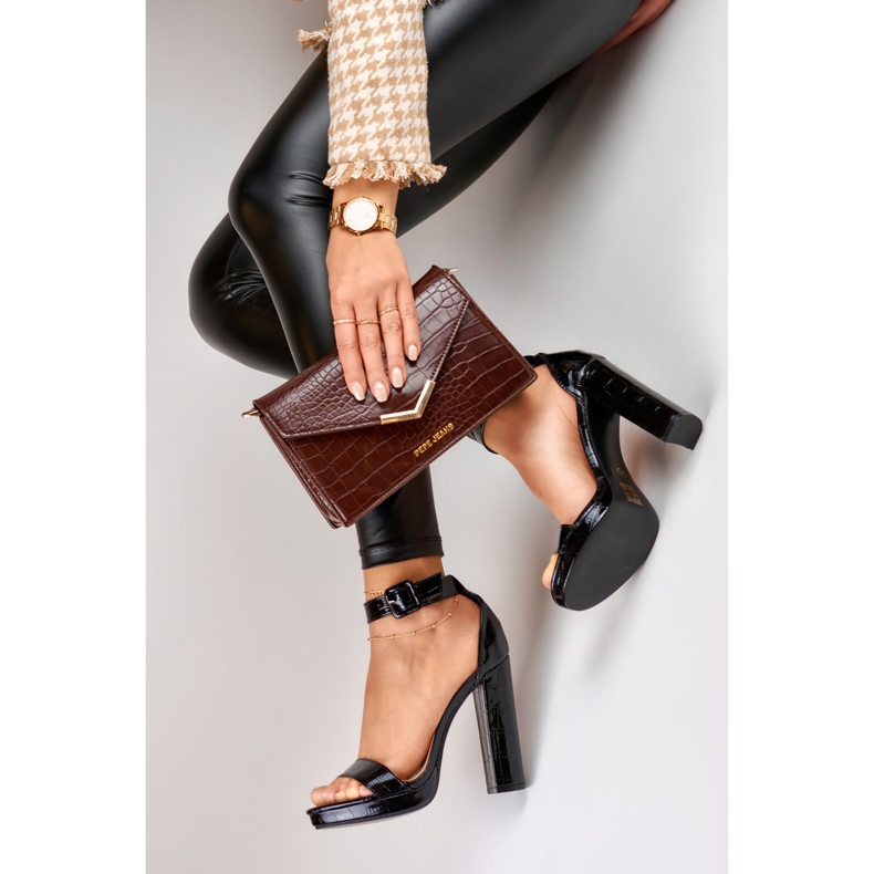 Czarne lakierowane sandały na wysokim obcasie 2