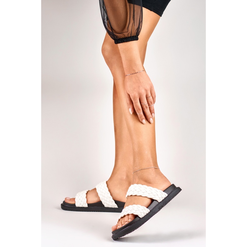 Biało-czarne plecione klapki damskie białe 2