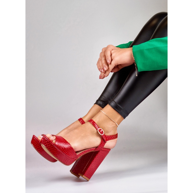 Czerwone sandały na wysokim słupku 1