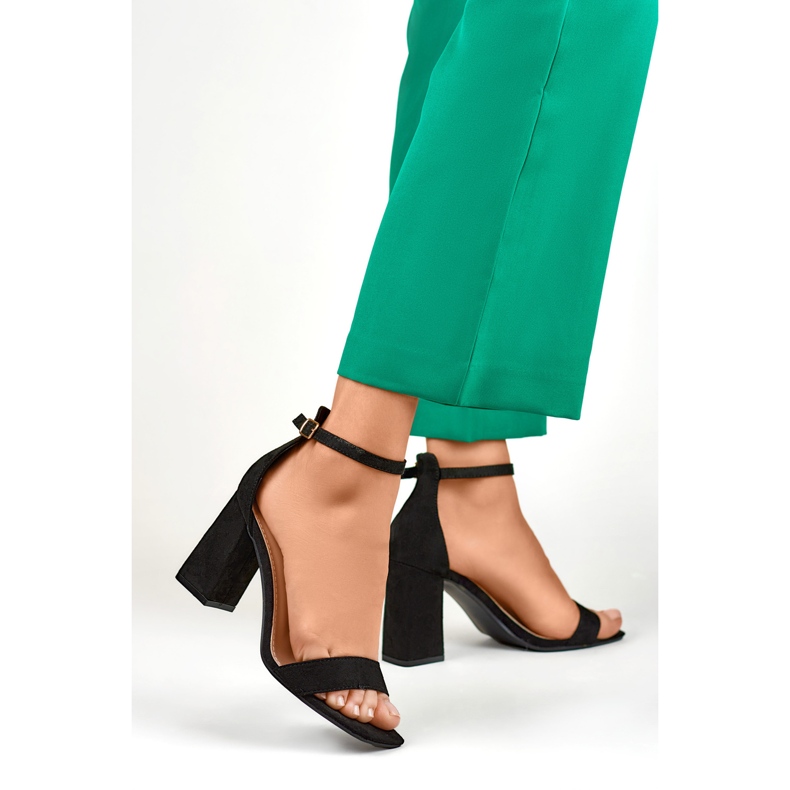 Czarne sandały na wysokim obcasie 1