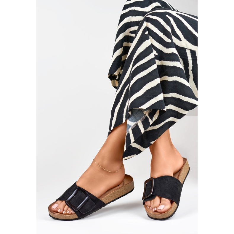 Czarne klapki damskie z klamrą 1