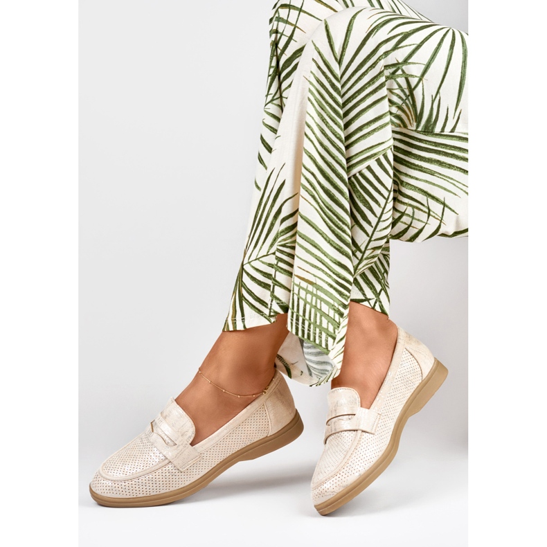 Ażurowe półbuty damskie ze srebrnym połyskiem beżowy 2