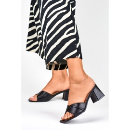 Czarne klapki damskie na niskim słupku 1