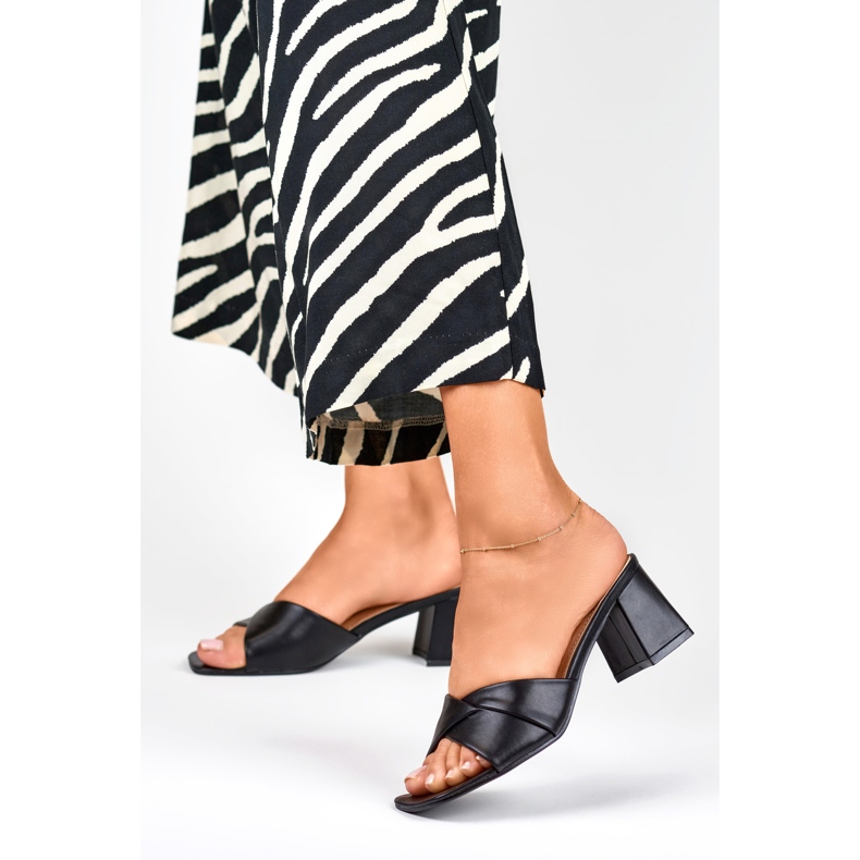 Czarne klapki damskie na niskim słupku 1