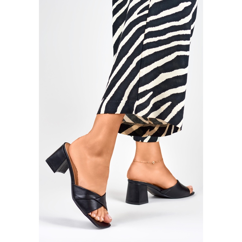 Czarne klapki damskie na niskim słupku 2