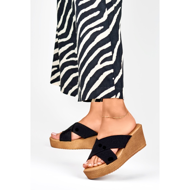 Klapki damskie na koturnie czarne 2