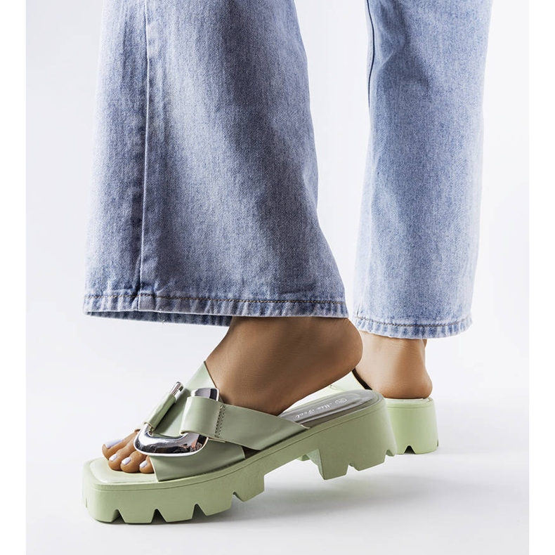 Zielone klapki na traktorowej podeszwie Carceri 2