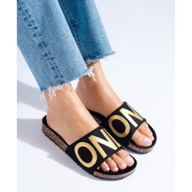 Czarne klapki ze złotym napisem na korku Shelovet 1