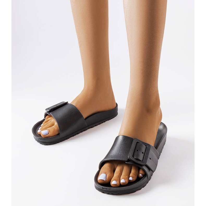 Czarne gumowe klapki z klamerką Nelm 1