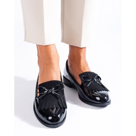 Czarne lakierowane mokasyny z frędzlami Shelovet 1