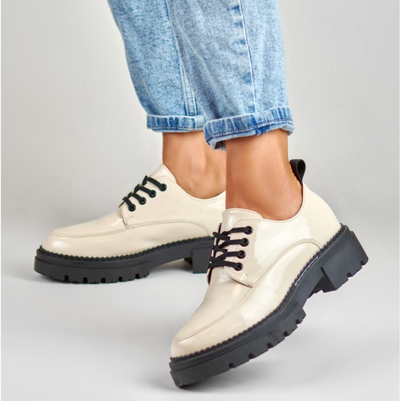 La.Fi Beżowe lakierowane wiązane półbuty beżowy 1