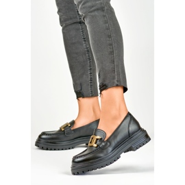 Czarne loafersy ze złotą klamrą 2