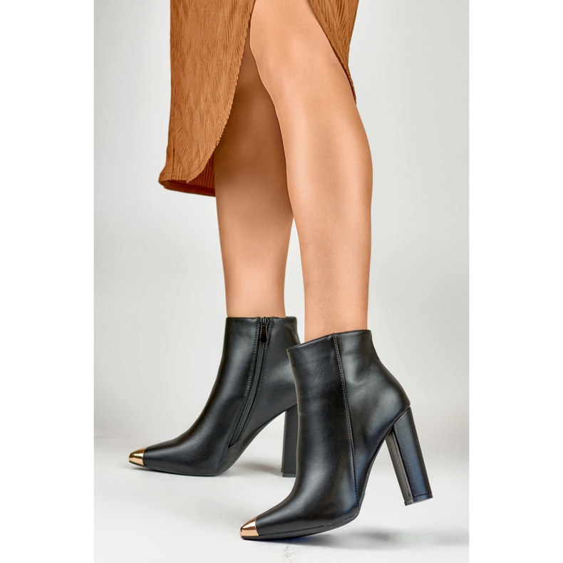 Czarne botki damskie z ozdobnym szpicem 2