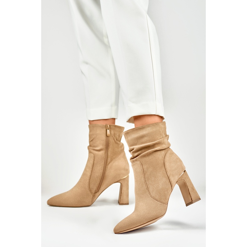 Beżowe botki damskie na zdobionym słupku beżowy 2