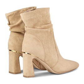 Beżowe botki damskie na zdobionym słupku beżowy 1