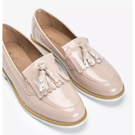 Beżowe lakierowane półbuty z frędzlami Lorena beżowy 1