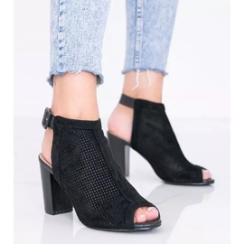 Czarne ażurowe sandały na słupku Veronika 1