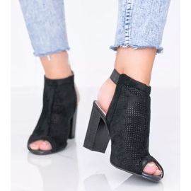 Czarne ażurowe sandały na słupku Veronika 2