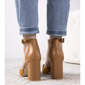 Camelowe czółenka na słupku Natalie brązowe 2