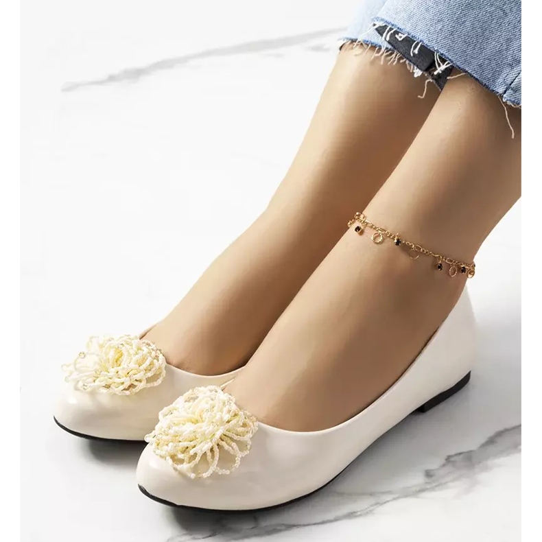 Beżowe lakierowane baleriny Parnela beżowy 1