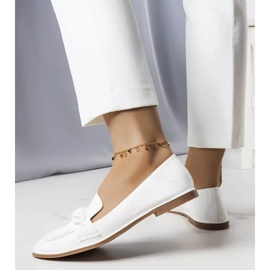 BM Białe mokasyny zdobione łańcuchem Bobbie 2