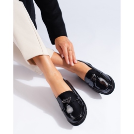 Lakierowane czarne półbuty na niskiej koturnie Shelovet 1