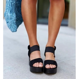 Czarne sandały na koturnie Romani 1