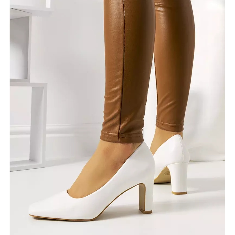 Białe czółenka damskie Graves ecru 1