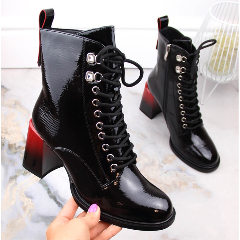 Lakierowane botki damskie na obcasie czarne D&A S.Barski Premium Collection MR870-06 1