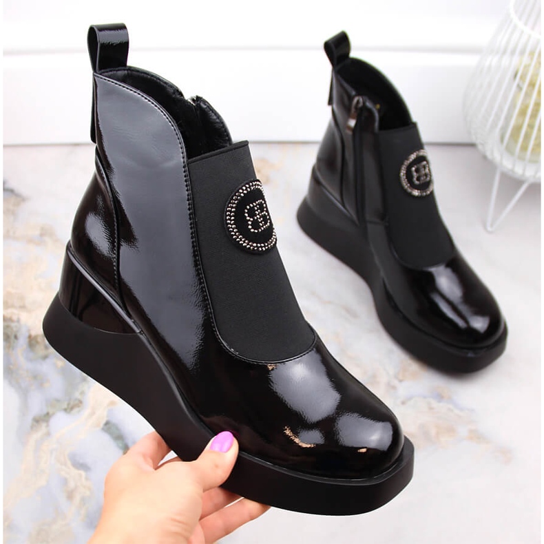 Lakierowane botki damskie na koturnie D&A S.Barski Premium Collection MR870-22 czarne 1