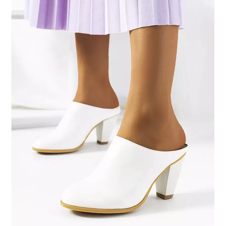 Białe klapki na słupku Plotkin 1