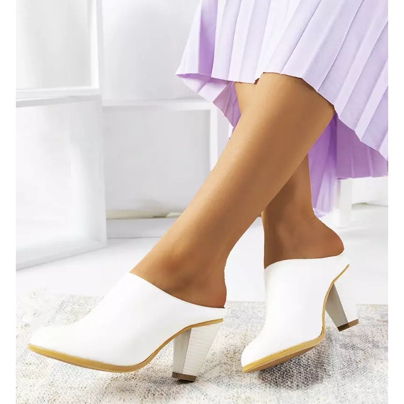 Białe klapki na słupku Plotkin 2