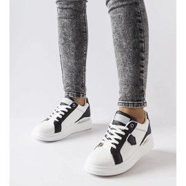 Biało-czarne sneakersy ze srebrnym akcentem Via białe 1