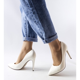 Białe lakierowane szpilki Marcos 1