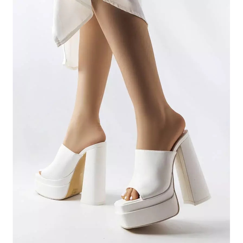 BM Białe klapki na wysokim obcasie Mercure 1