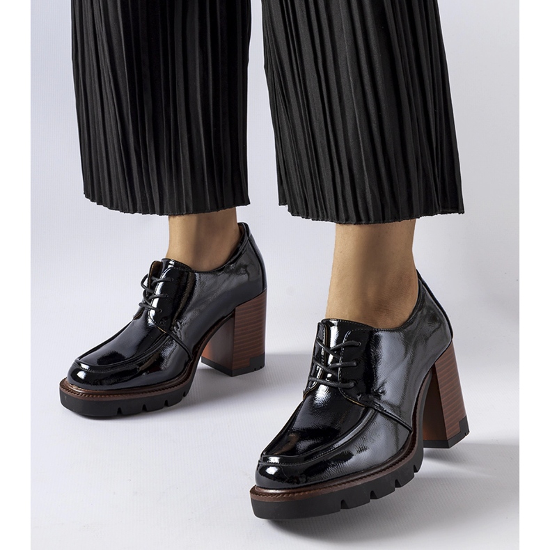 Czarne lakierowane półbuty na słupku Vinceza 1