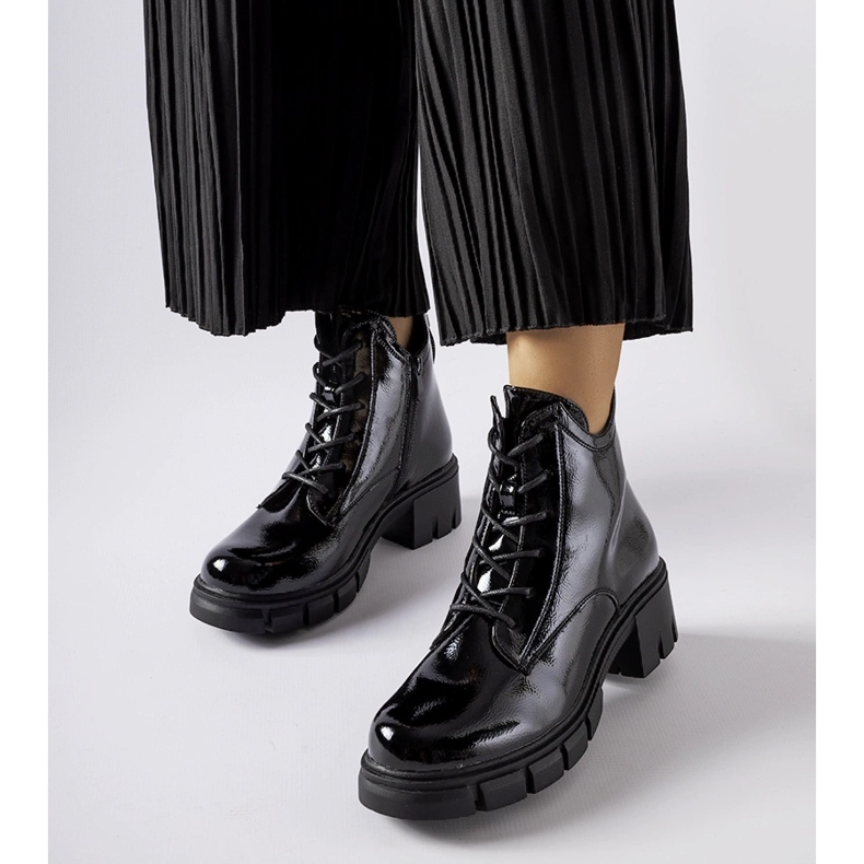 Czarne ocieplane lakierowane botki Vinceza 1