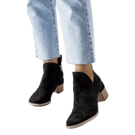 Czarne botki z nieregularną cholewką Busson 1