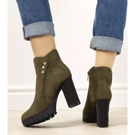 Zielone botki na słupku zamszowe Castaneda 2