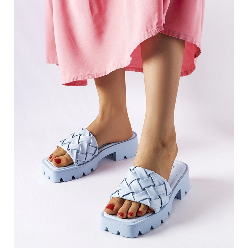 Niebieskie klapki na traktorowej podeszwie Lora 1