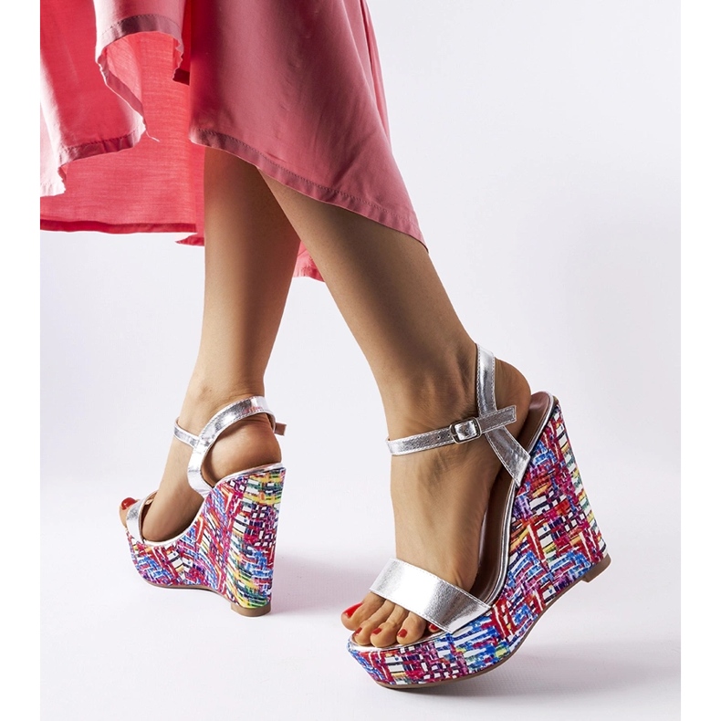 Srebrne sandały na zdobionej koturnie Fairmont srebrny 1