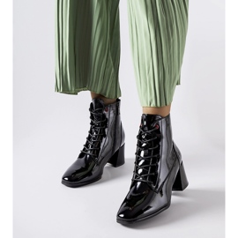 Czarne lakierowane botki na słupku Vinceza 1