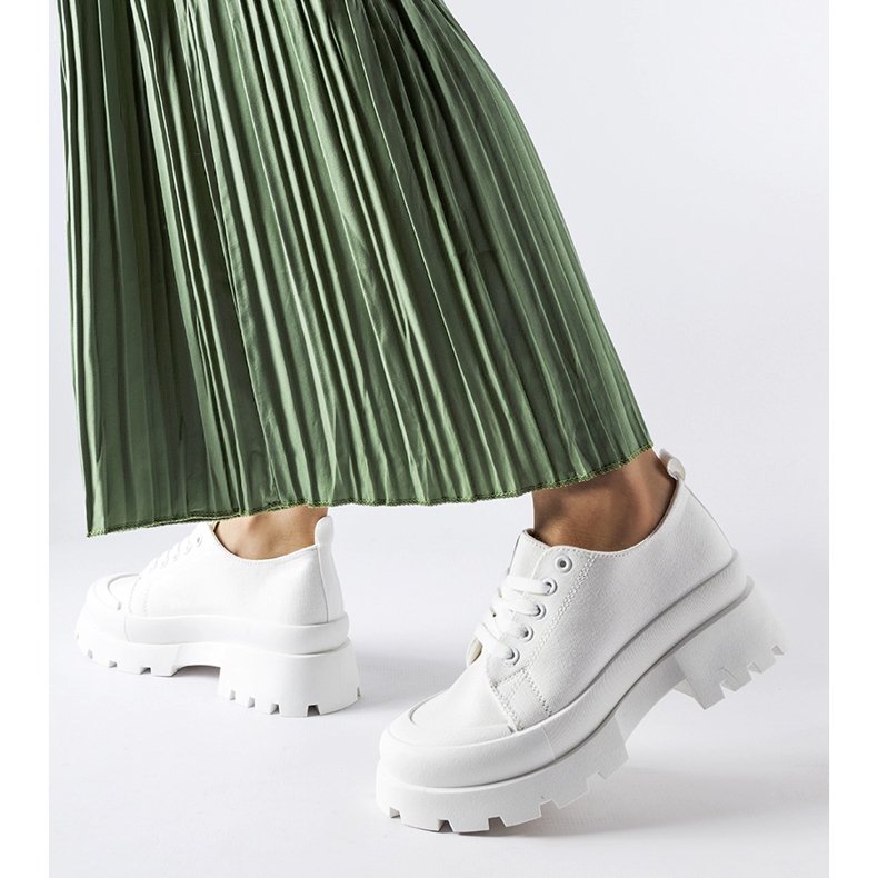 Białe półbuty na masywnej podeszwie Pointe 1